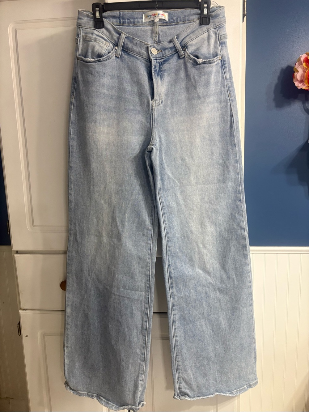 High-Rise Light Blue Wide-Leg Jeans — Flared Comfort